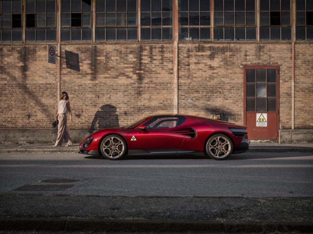 Alfa Romeo Unveils The Stradale In Blu Reale