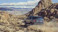 Chevrolet Largest Cars, Suburban and Tahoe, Challenge Each Other in The Drag Race