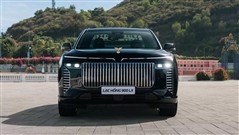 VinFast Unveils Ultra-Luxury Armored 900 LX